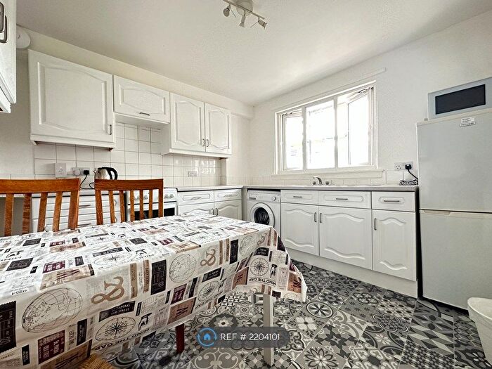 3 Bedroom Flat To Rent In Dumbryden Grove, Edinburgh, EH14