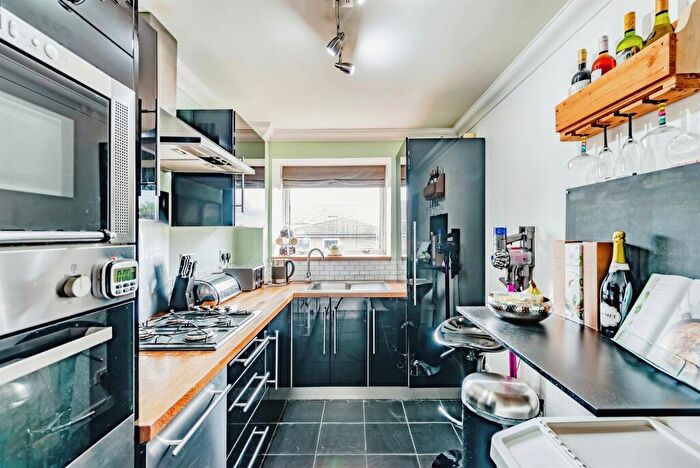 2 Bedroom Apartment For Sale In Woodlands Road, Redhill, RH1