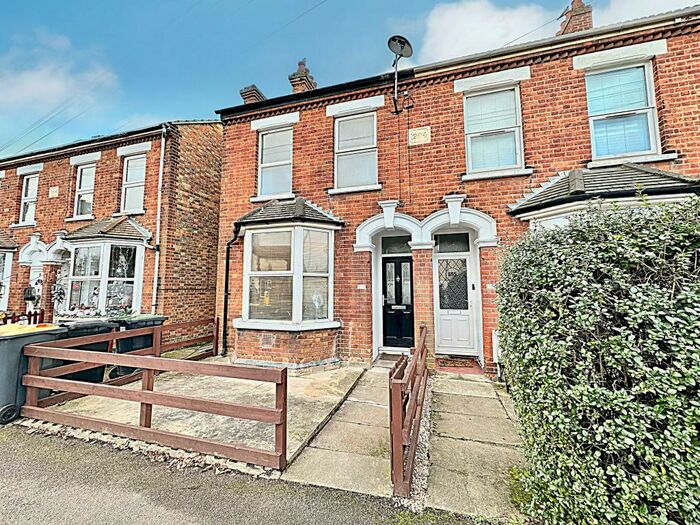 3 Bedroom Semi-Detached House To Rent In Goldington Road Bedford, MK40