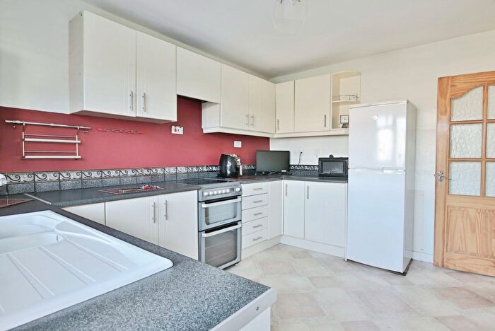 3 Bedroom Semi-detached Bungalow For Sale In Grizedale, Hull, HU7