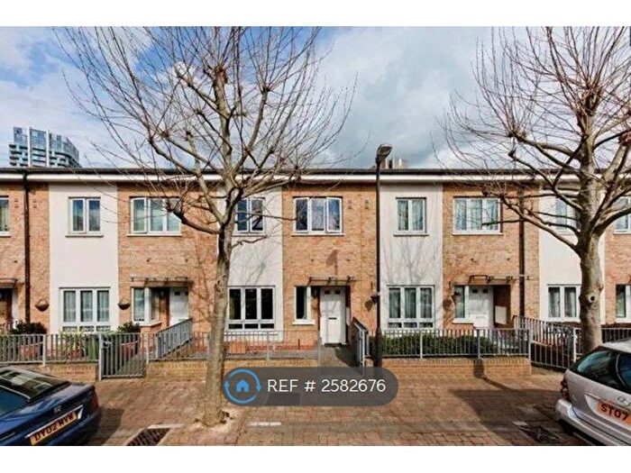 3 Bedroom Semi-detached House To Rent In Yew Tree Close, Lewisham, SE13