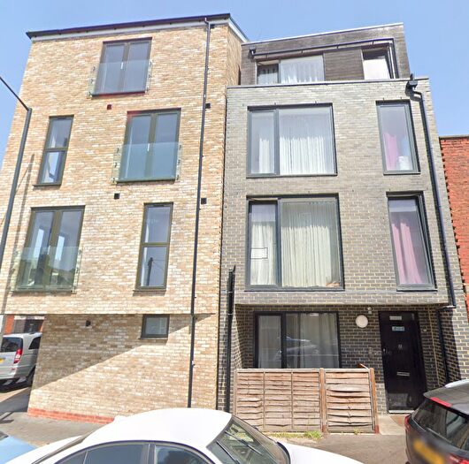 Studio To Rent In Hassop Road, London, NW2