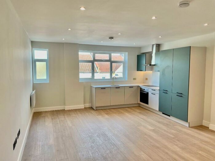 2 Bedroom Flat To Rent In Westborough Road, Westcliff-On-Sea, Essex, SS0