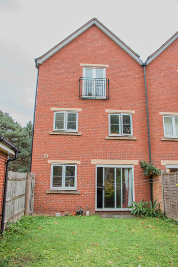 4 Bedroom Town House To Rent In Lister Close, Exeter, EX2