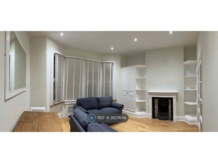 2 Bedroom Flat To Rent In Holmewood Road, London, SW2