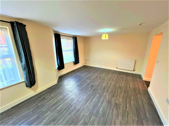 2 Bedroom Flat To Rent In Bed Bath Modern Flat In Romford, RM1