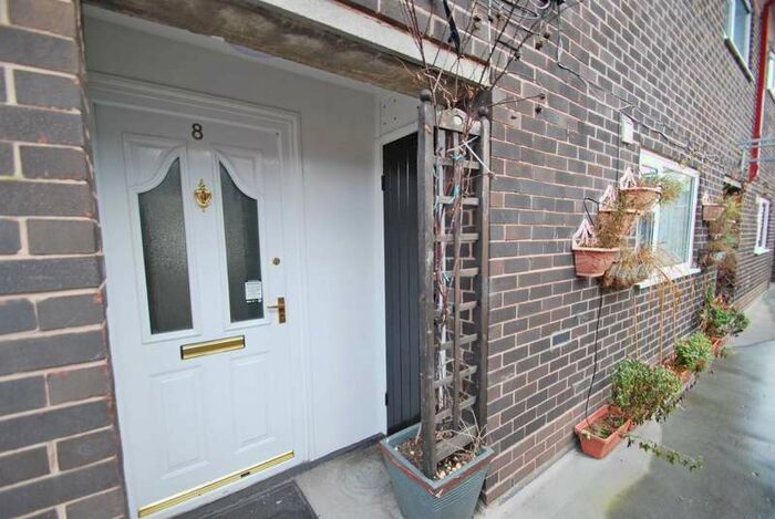 3 Bedroom Maisonette Flat To Rent In Victoria Square, Whitefield, Manchester, M45