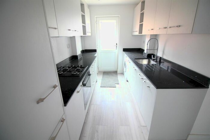 5 Bedroom End Of Terrace House To Rent In Windmill Road, Slough SL1