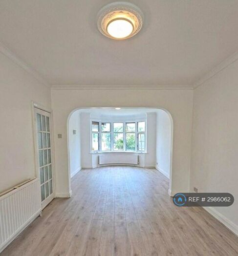 4 Bedroom Semi-Detached House To Rent In Pinner View, Harrow, HA1