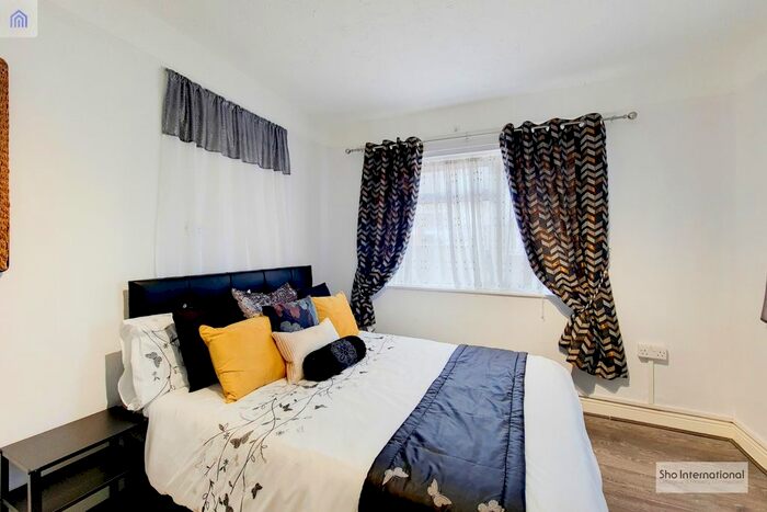 1 Bedroom Flat To Rent In The Approach, London, W3