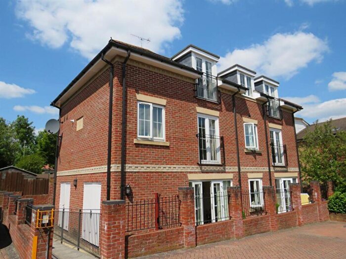 2 Bedroom Flat To Rent In Brent Court, Winchester Road, Bishops Waltham, Southampton, SO32