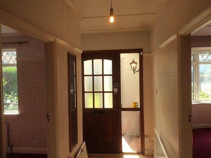 2 Bedroom Terraced Bungalow To Rent In Hallowell Avenue, Croydon, Sutton, CR0