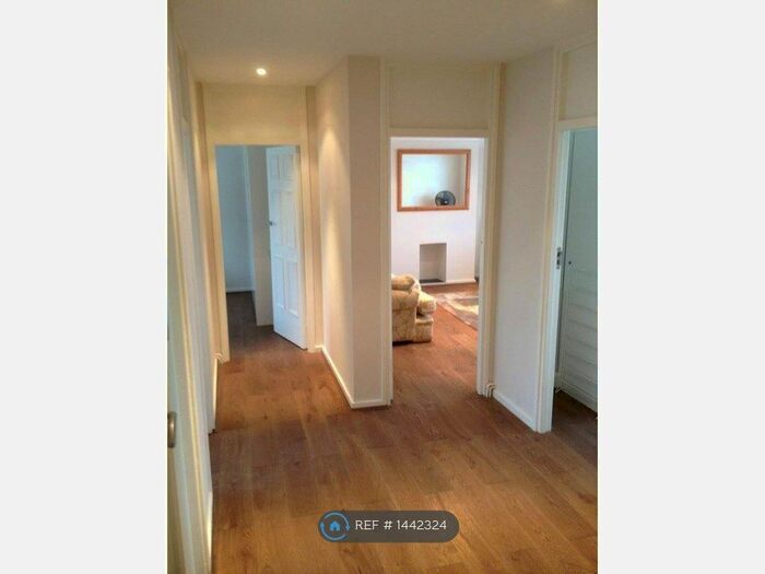 3 Bedroom Flat To Rent In Wimbledon Park Court, London, SW19