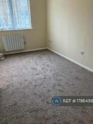 1 Bedroom Flat To Rent In Droveway, Loughton, IG10