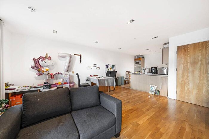 2 Bedroom Flat For Sale In Canary Wharf, Docklands, London, E14