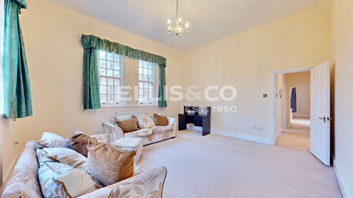 2 Bedroom Flat To Rent In Chevy Road, Southall, UB2