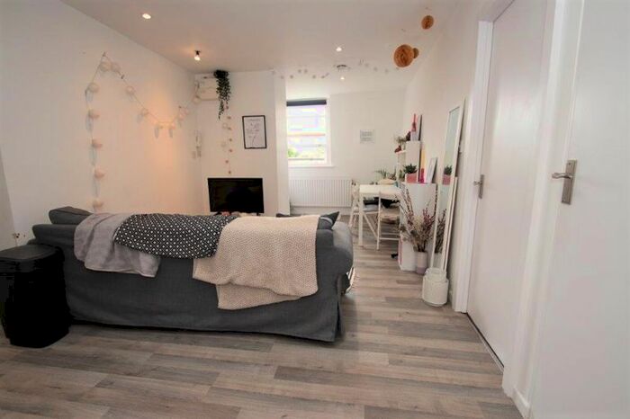3 Bedroom Flat To Rent In Roman Road, London, E3