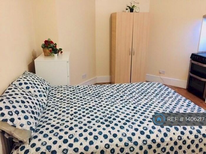 Studio To Rent In Berkshire Gardens, London, N13