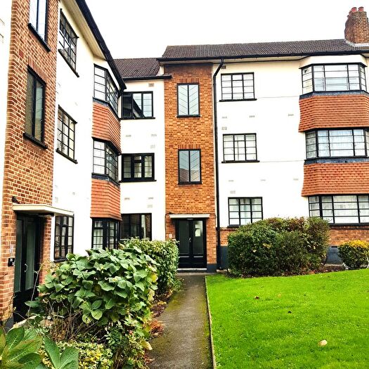 2 Bedroom Flat For Sale In The Lindens Friern Park, North Finchley, N12
