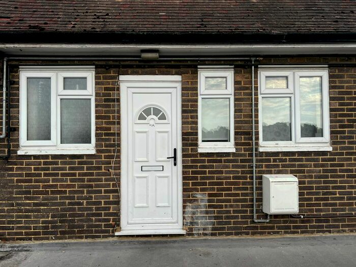 3 Bedroom Flat To Rent In Birdsfoot Lane, Luton, LU3