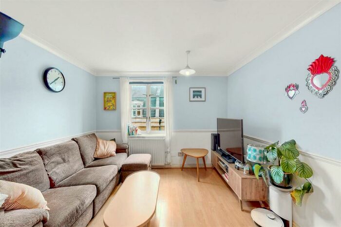 1 Bedroom Apartment To Rent In Greencourt House, Mile End Road, Stepney Green, E1