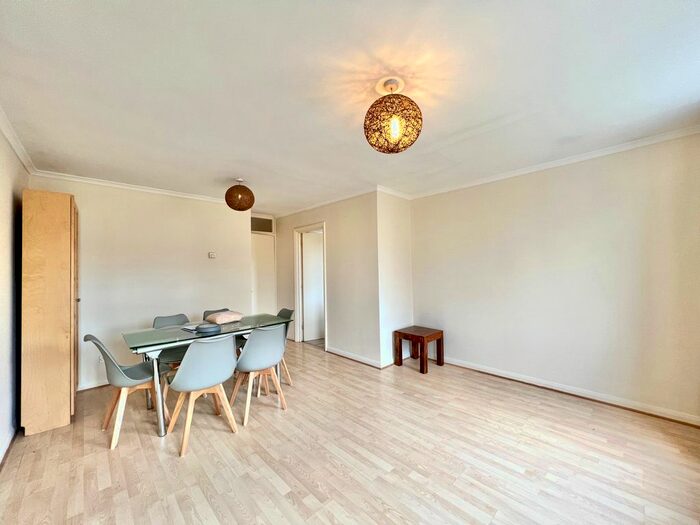 2 Bedroom Flat To Rent In Jay Court, Brownlow Road, London, N3