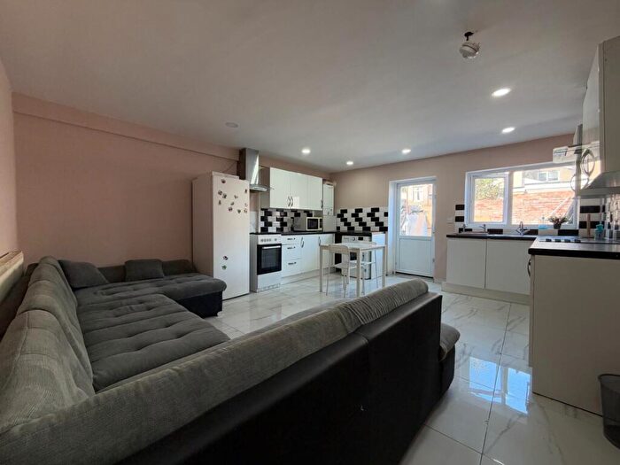 7 Bedroom End Of Terrace House To Rent In Harriet Street, Cathays, CF24