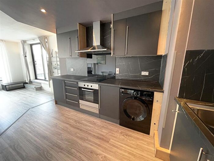 2 Bedroom Flat To Rent In South Parade, Leeds, LS1