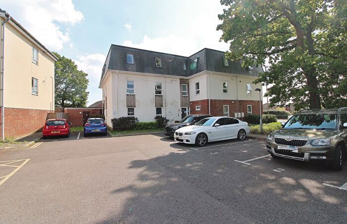 2 Bedroom Flat For Sale In Hart Plain Avenue, Waterlooville, PO8