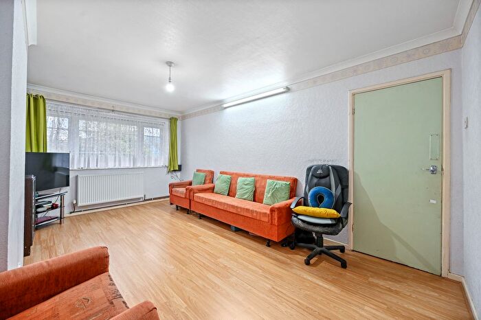 2 Bedroom Maisonette For Sale In Headstone Lane, Harrow, HA2
