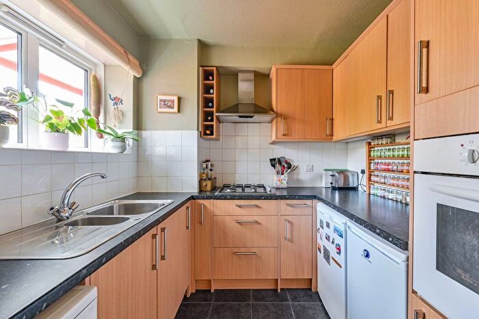 2 Bedroom Flat For Sale In Kilburn Gate, Kilburn, London, NW6