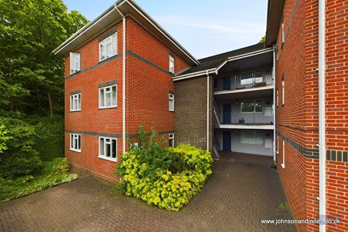 1 Bedroom Flat To Rent In Parvis Road, West Byfleet, KT14