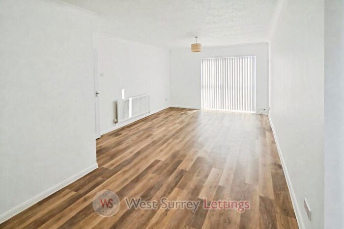 2 Bedroom Flat To Rent In Fosse Way, West Byfleet, KT14