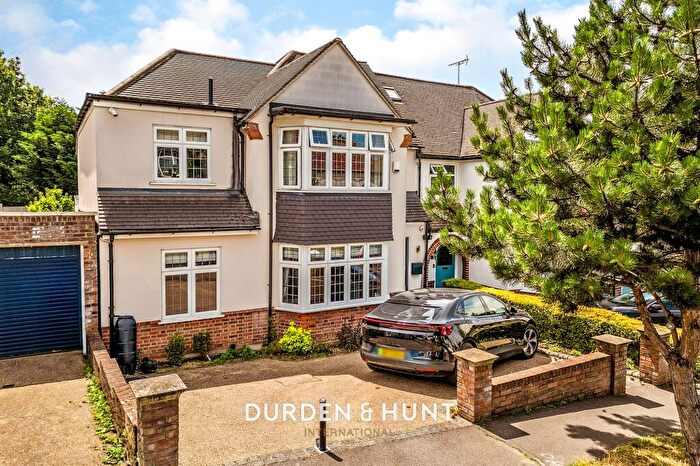 4 Bedroom Semi Detached House For Sale In Chiltern Way, Woodford Green, IG8