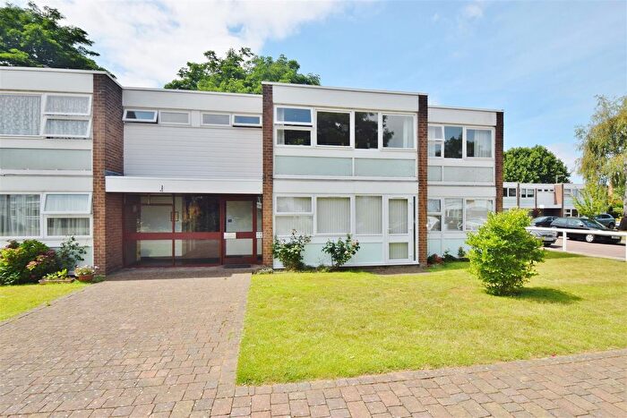 2 Bedroom Flat To Rent In Kings Paddock, Park Close, Hampton, TW12