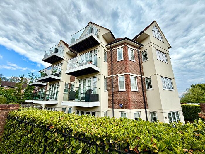 2 Bedroom Flat For Sale In Bushey Gate, Sparrows Herne, WD23