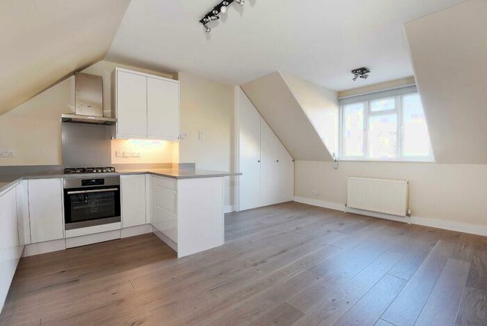 2 Bedroom Apartment To Rent In Cavendish Road, Brondesbury, London, NW6