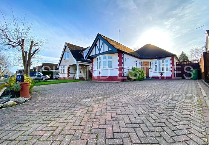 4 Bedroom Detached Bungalow For Sale In Elmroyd Avenue, Potters Bar, EN6