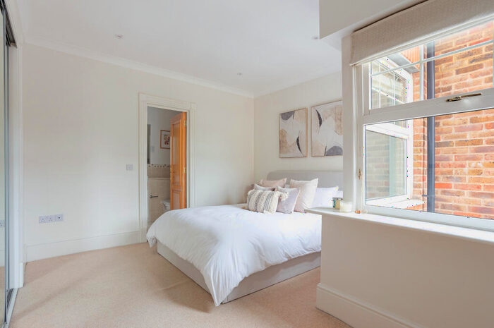 2 Bedroom Flat To Rent In Queensborough House North, Oatlands Chase, Weybridge, KT13
