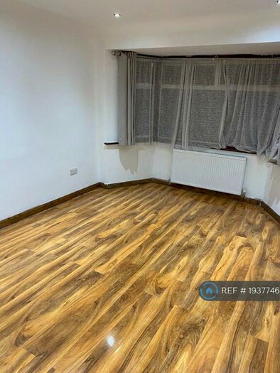 3 Bedroom Flat To Rent In Sheaveshill Avenue, London, NW9