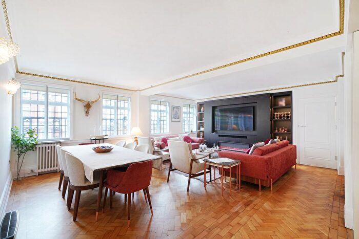 4 Bedroom Flat To Rent In Chiltern Court, Baker Street, NW1