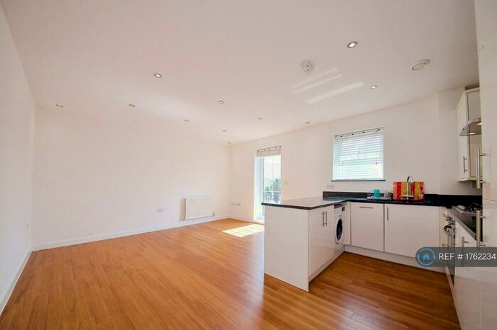 2 Bedroom Flat To Rent In Coppetts Road, London, N10