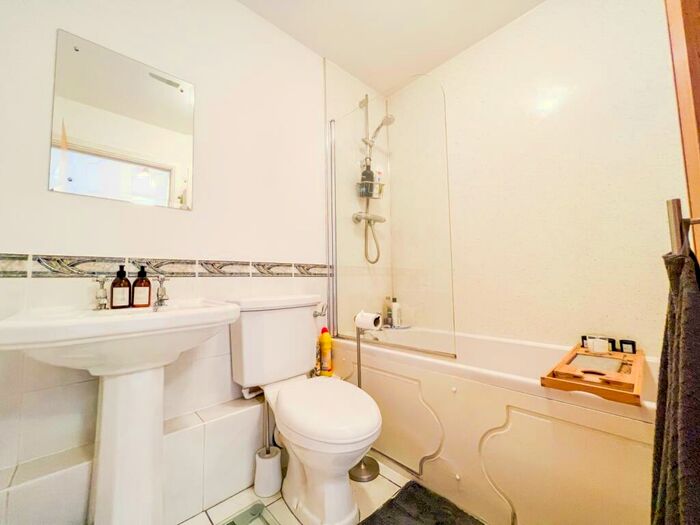 2 Bedroom Flat To Rent In Adventurer`s Quay, Cardiff Bay, CF10