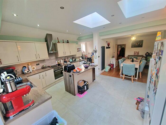 3 Bedroom End Of Terrace House For Sale In Brunswick Park Road, New Southgate, N11