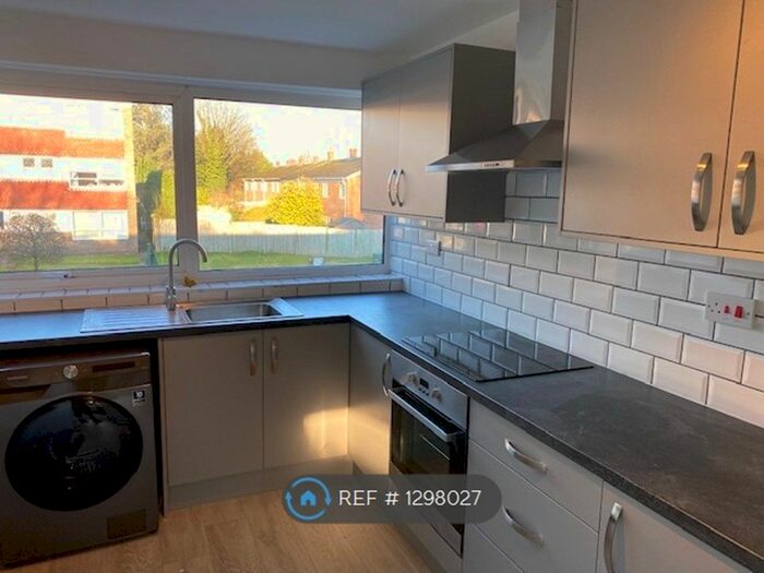 2 Bedroom Flat To Rent In Isis Court, Solihull B92