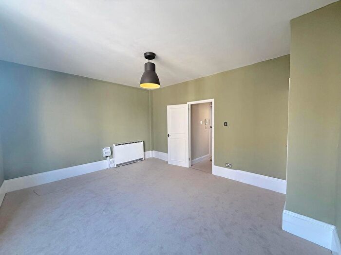1 Bedroom Flat To Rent In Farm Road, Hove, BN3