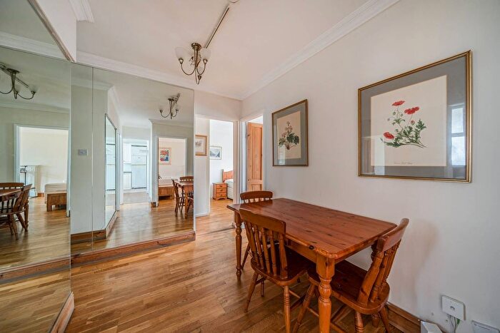 2 Bedroom Flat For Sale In Churchill Gardens, Pimlico, London, SW1V
