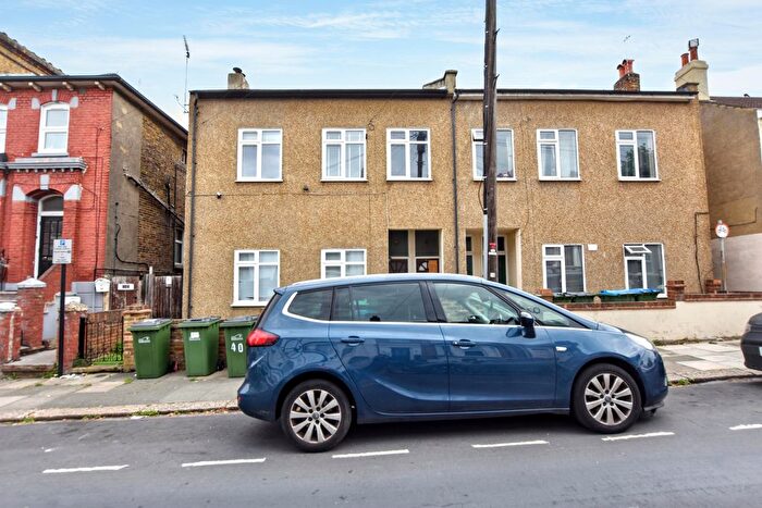 3 Bedroom Flat For Sale In Elmdene Road, London, SE18
