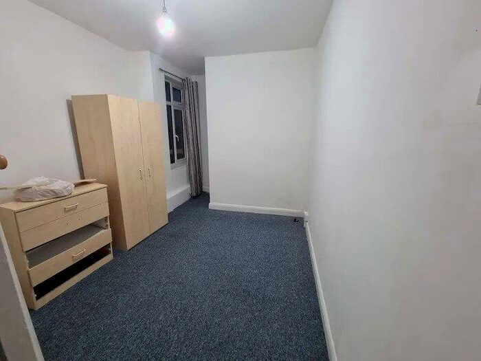 2 Bedroom Flat To Rent In Clayhall Avenue, Ilford, London, IG5
