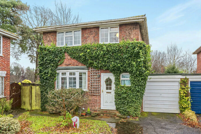 4 Bedroom Detached House To Rent In Spruce Way Fleet, GU51